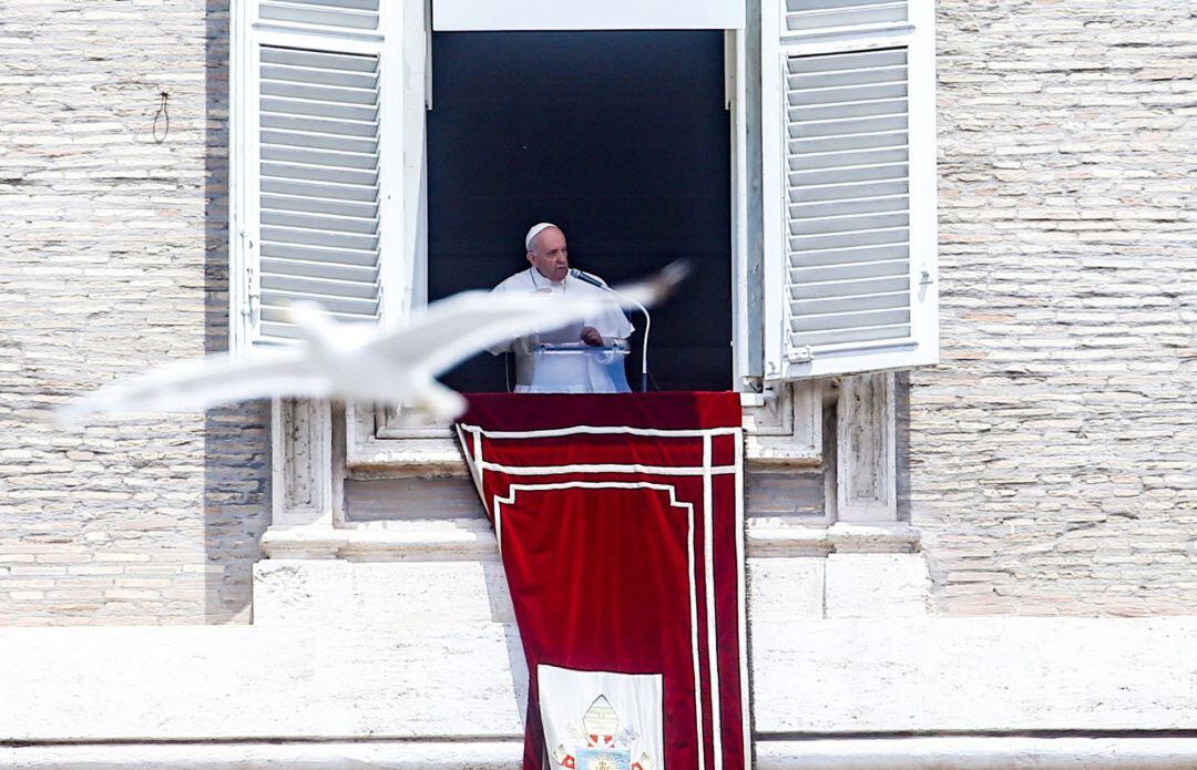 El papa Francisco recita la oración del Angelus desde la ventana de su estudio, este domingo, en la plaza de San Pedro del Vaticano.