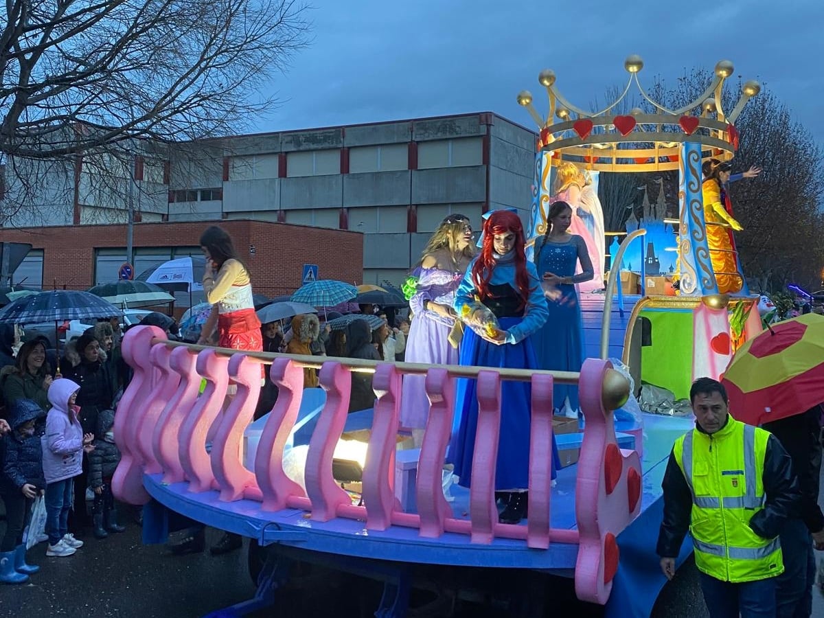 Así ha sido la cabalgata de Reyes 2025 en Talavera, que ha quedado deslucida por la lluvia