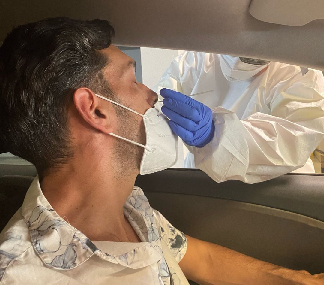 Un sanitario realiza la prueba PCR a un posible contagiado de coronavirus