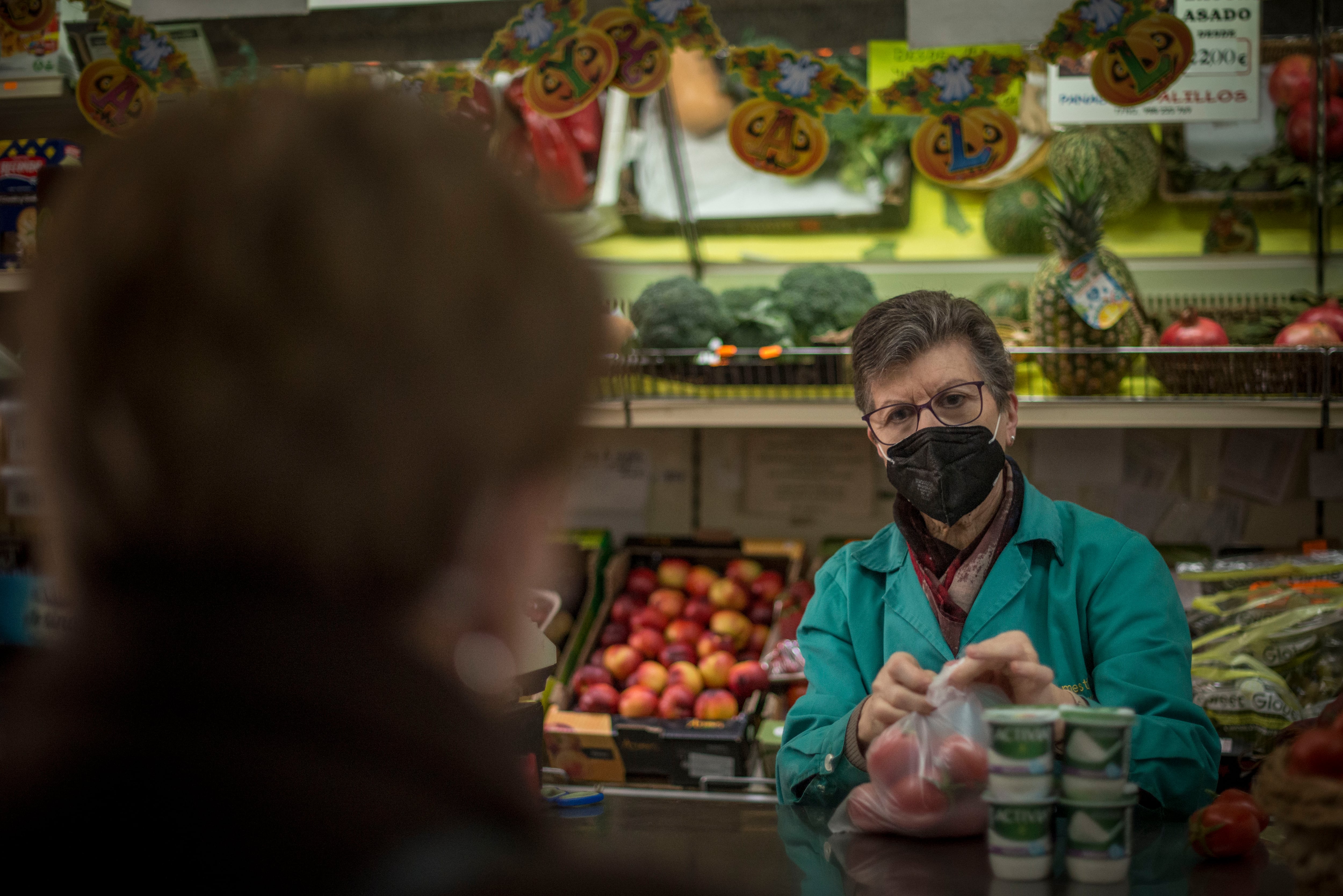 Una trabajadora con mascarilla en el interior de una tienda de alimentación en Ourense.