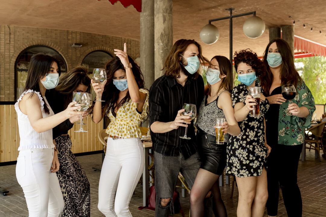 Un grupo de jóvenes se divierte.