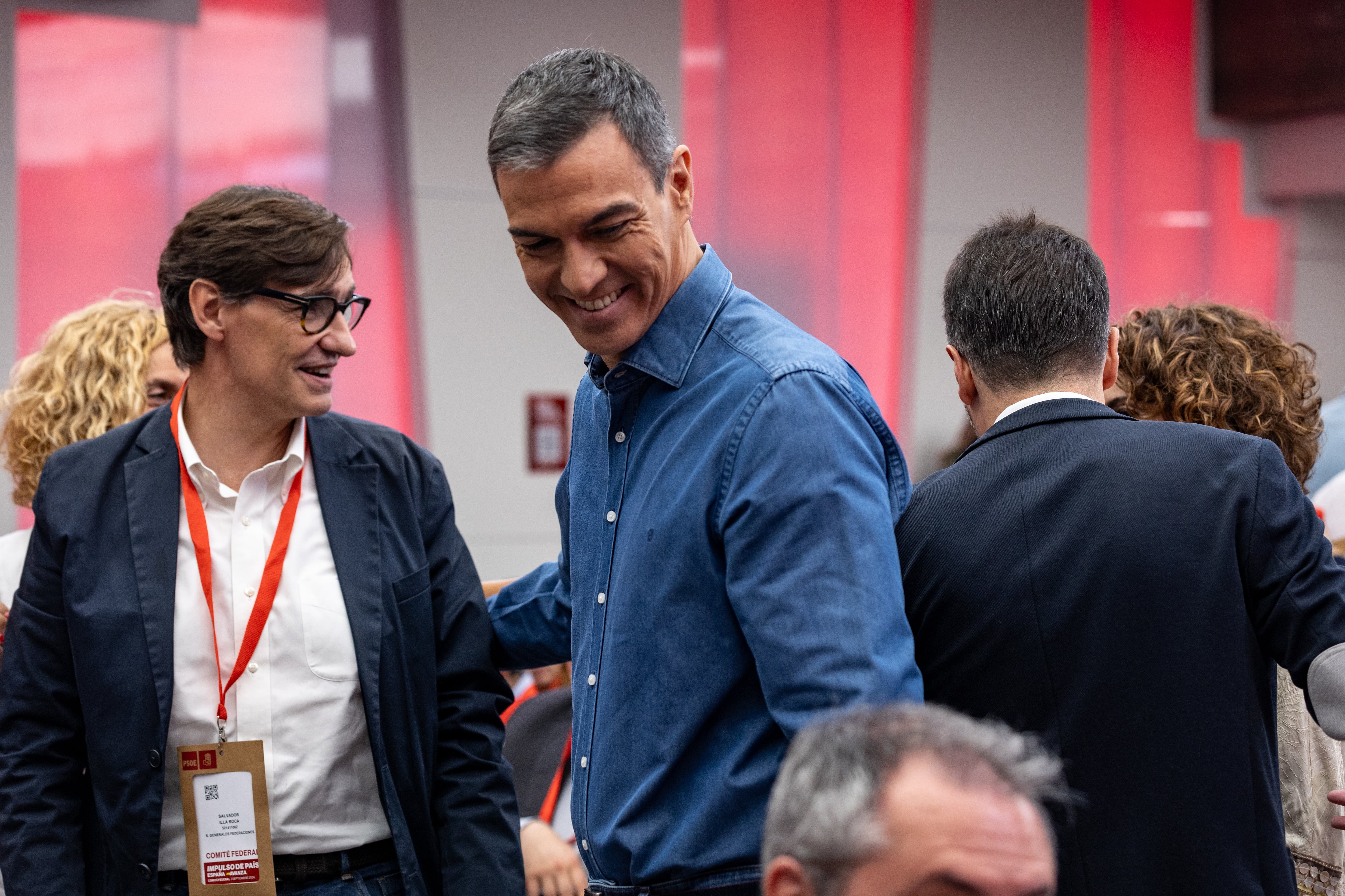 Pedro Sánchez saluda al presidente de la Generalitat de Catalunya, Salvador Illa, en los primeros momentos del Comité Federal del PSOE celebrado este sábado en la calle Ferraz.