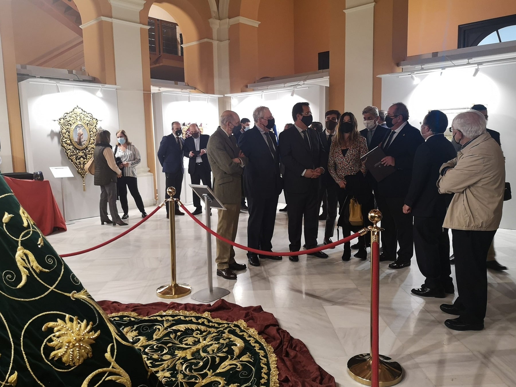 Imagen de la inauguración de la muestra conmemorativa del 25 aniversario del Taller de Bordado de la Hermandad del Buen Fin