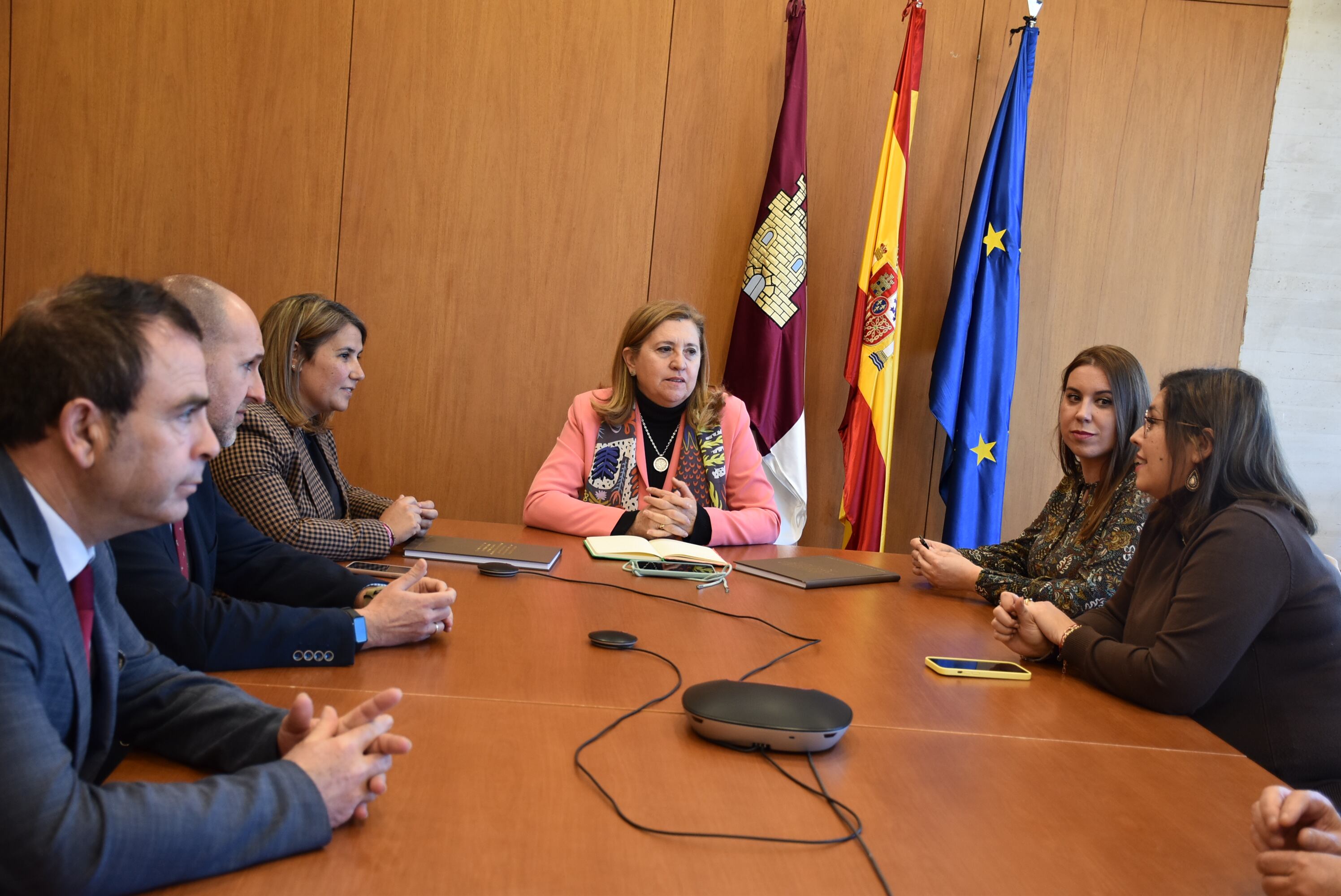 La consejera de educación, cultura y deportes junto a las alcaldesas de Talavera y Gamonal, entre otros