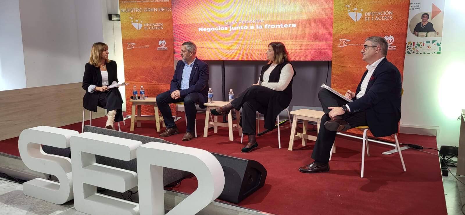 Empresarios locales se sientan en la mesa redonda de 'La España Despoblada'. De izquierda a derecha: Antonio Galán Fariñas, Miriam Leal González y Joaquín Herreros de Tejada