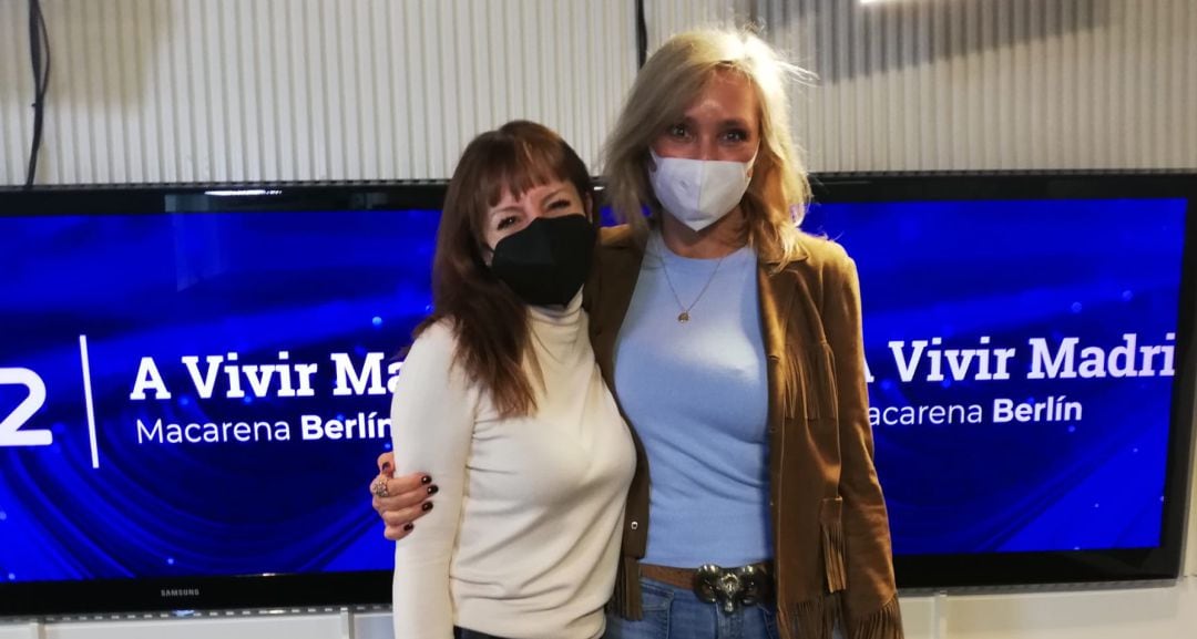 Marta Robles, junto a Macarena Berlín en los estudios de la Cadena SER.