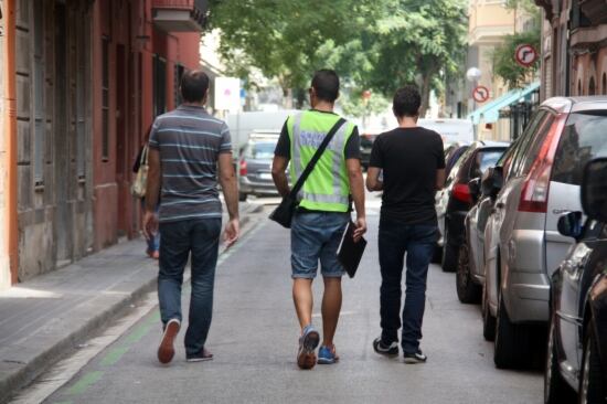 Un dels tres equips que participen en el dispositiu extraordinari d&#039;inspecció per detectar pisos turístics il·legals a la Barceloneta, aquest dilluns