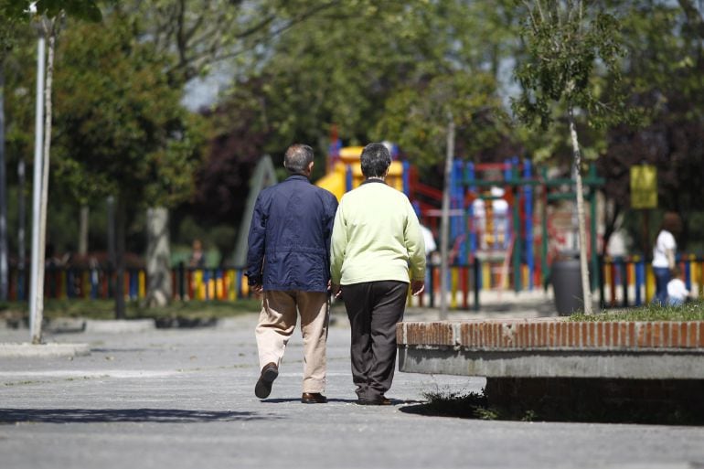 Un matrimonio de jubilados pasea por el parque