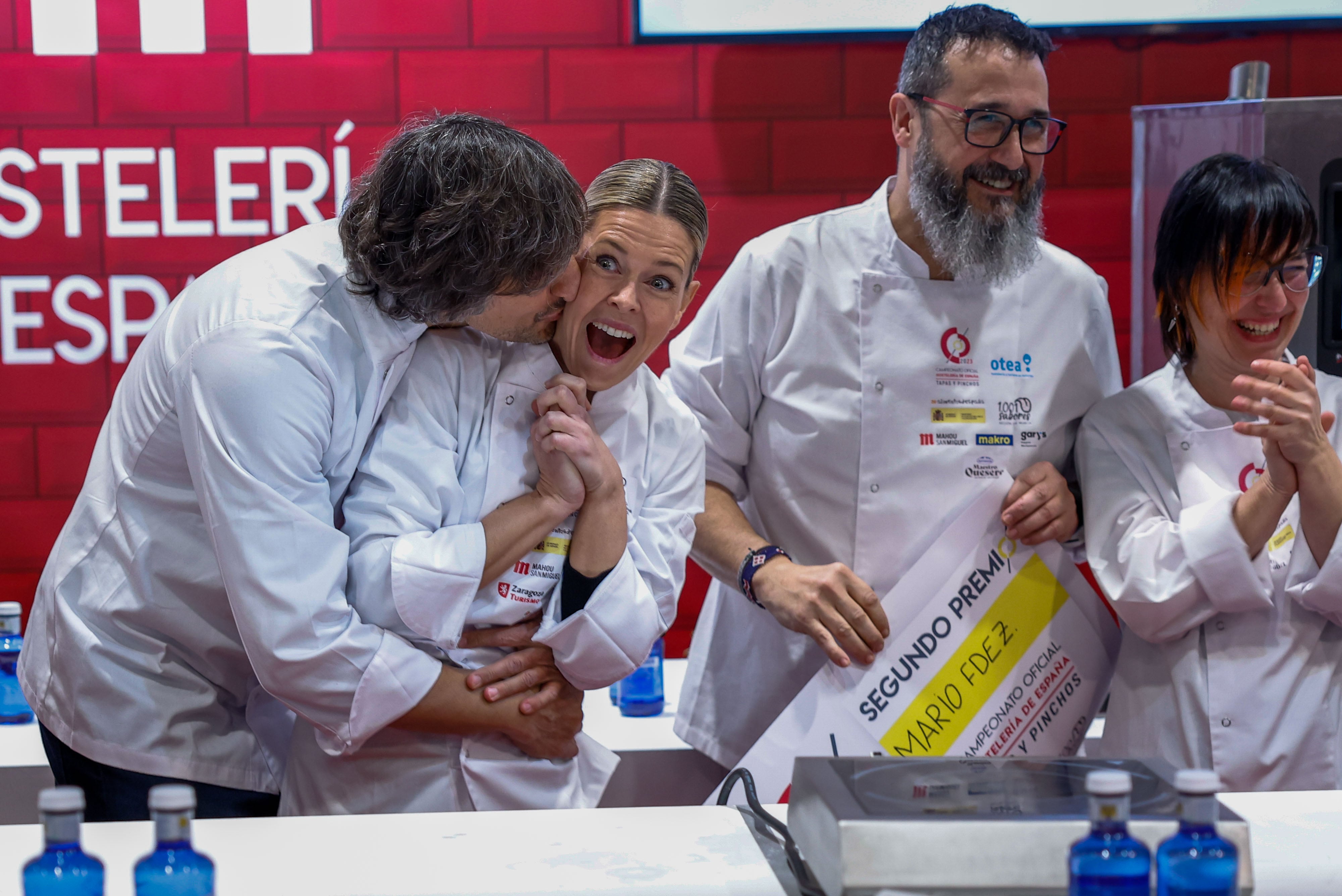 Susana Casanova (2i) ganadora concurso tapas y pinchos, celebra su premio en la 21 edición del congreso gastronómico internacional Madrid Fusión. EFE/Chema Moya