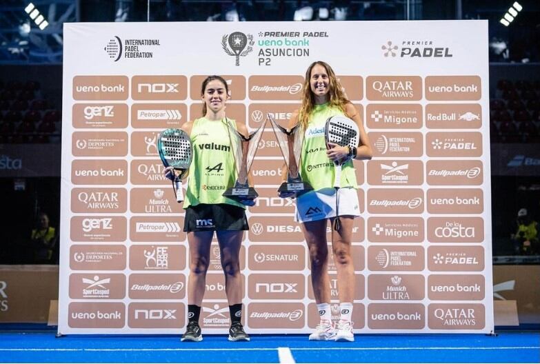 Triay i Fernández llueixen els guardons que reconeixen el seu segon lloc a Paraguai.