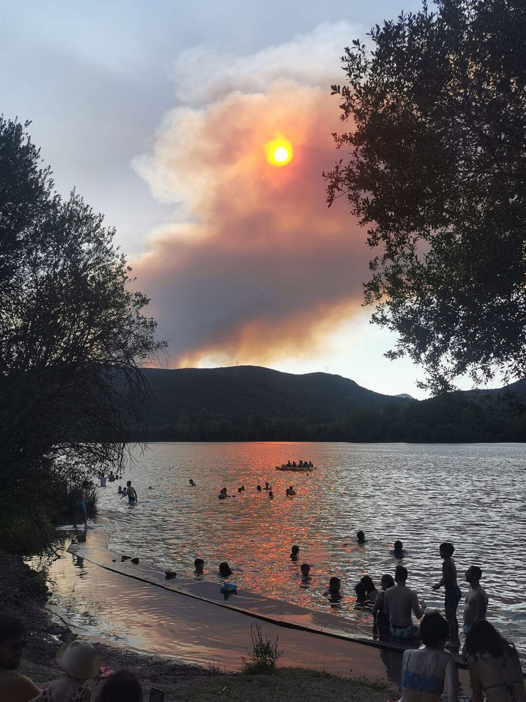 Imagen del humo del incendio desde el lago de Carucedo