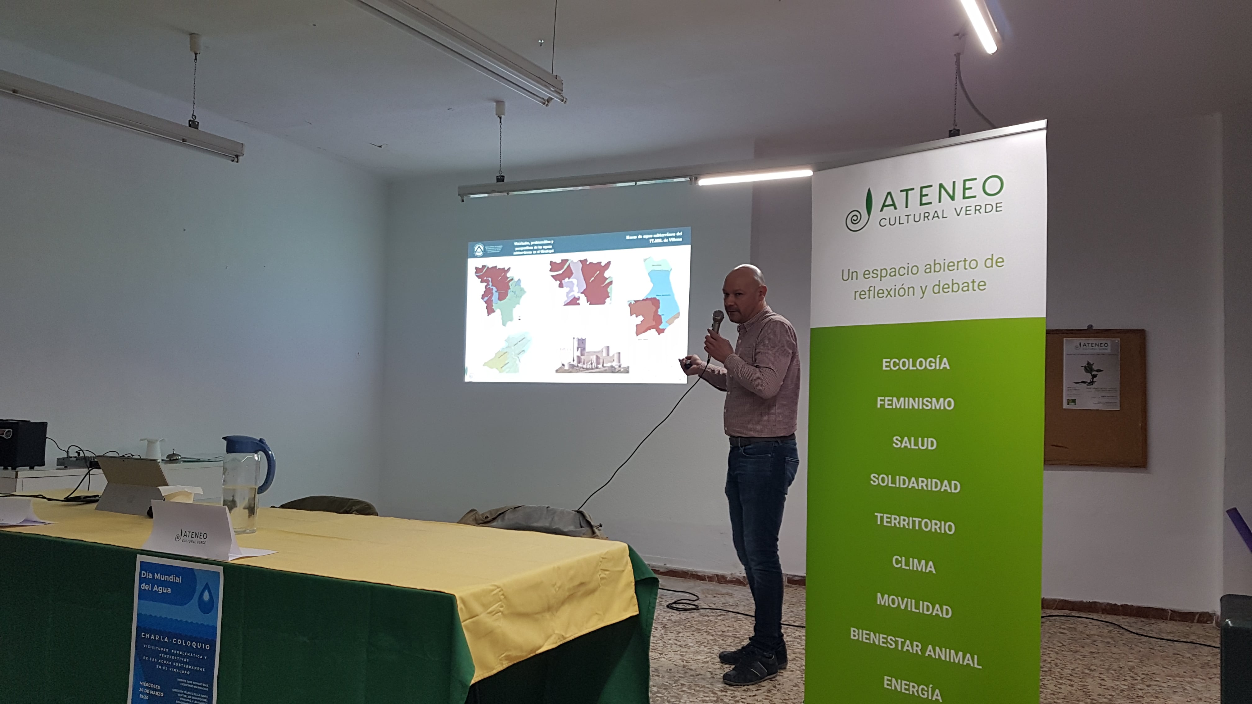 Momento de la charla en el Ateneo Verde