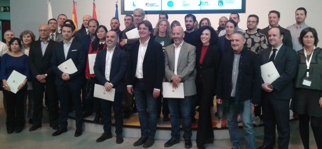 El alcalde de Fuenlabrada junto con los empresarios incluidos en la Red de Empresas del proyecto MILMA.