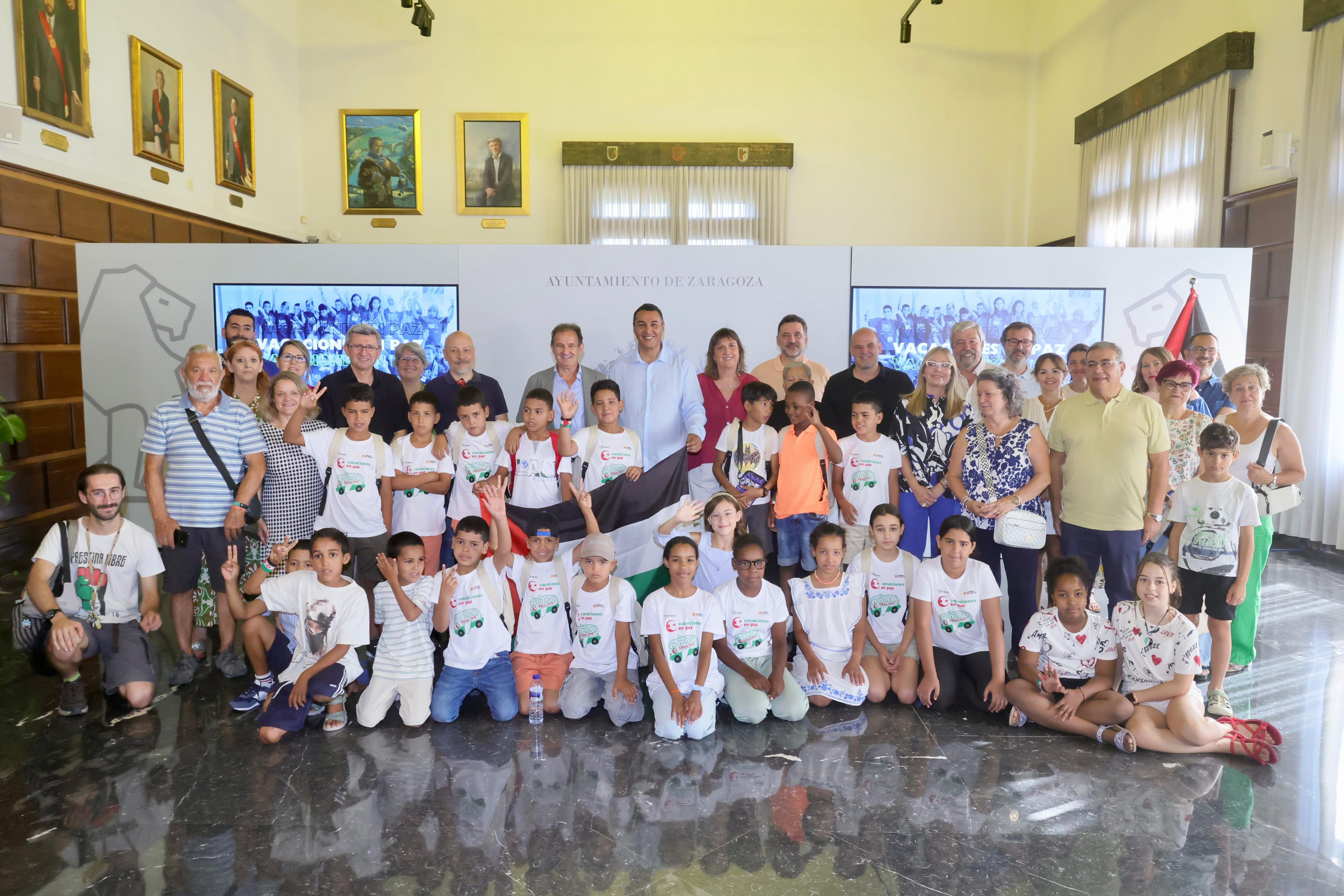 Los 22 niños saharauis y sus familias en el Ayuntamiento de Zaragoza