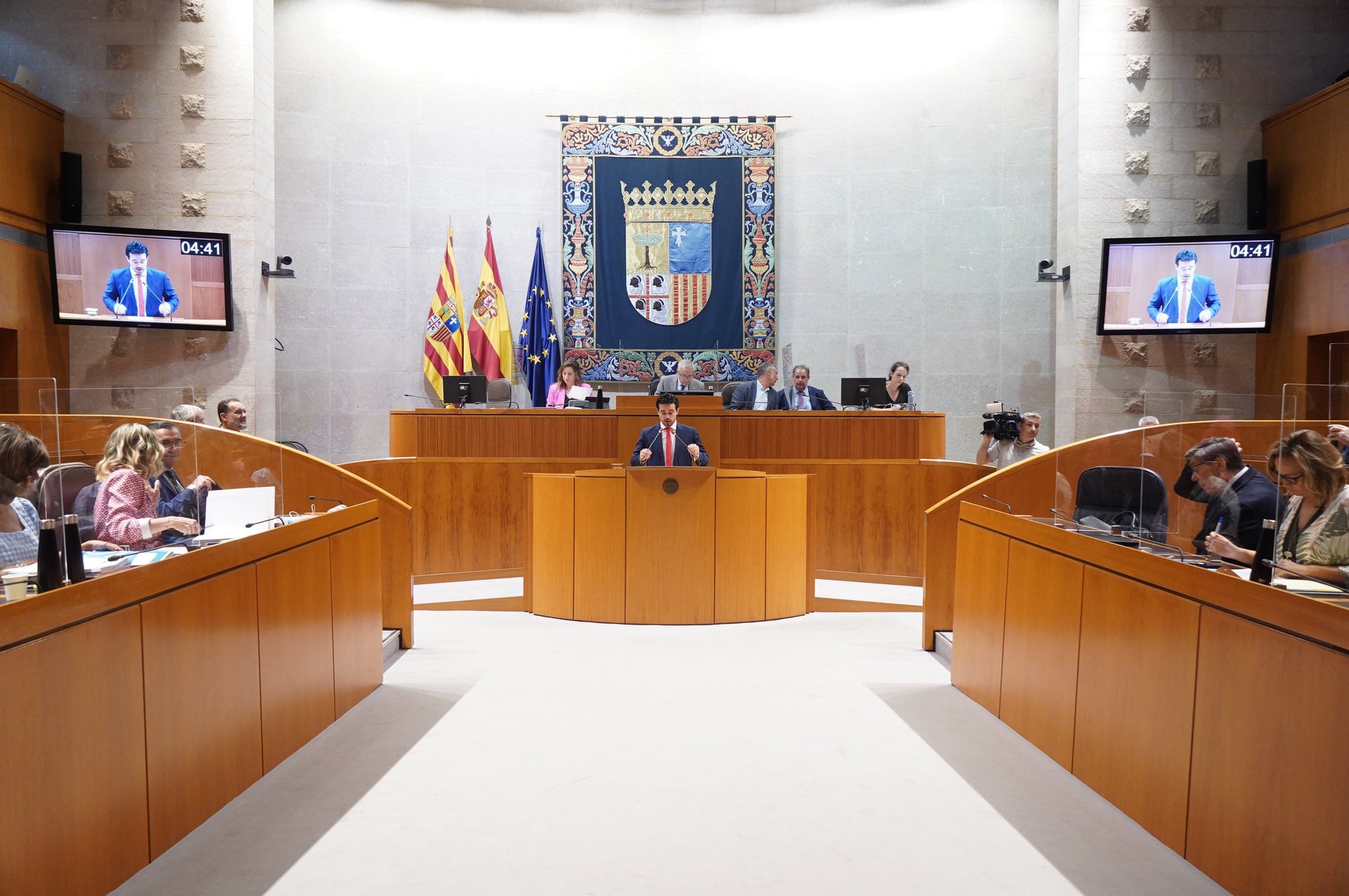 Sesión en las Cortes de Aragón en la que se ha aprobado la reforma del Estatuto de Autonomía que elimina los aforamientos. Interviene desde la tribunal el coordinador de la ponencia, Darío Villagrasa (PSOE)