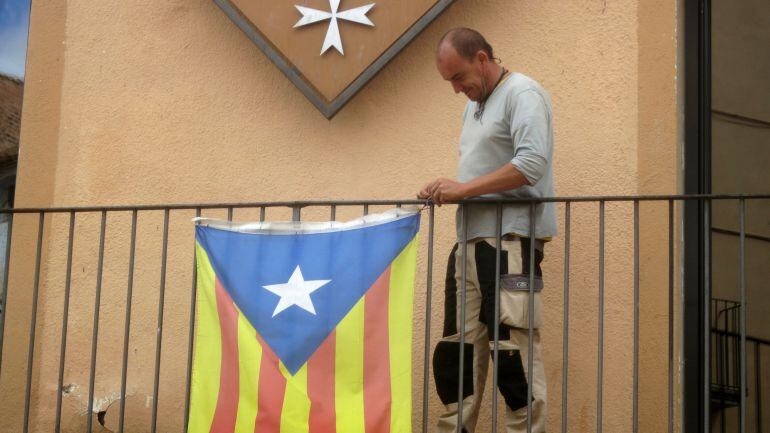 L'Ajuntament de Miravet retira l'estelada del balcó consistorial davant l'amenaça d'anul·lació del procés electoral
