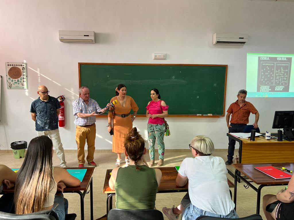 Momento en el que la alcaldesa, M ª Teresa García, se dirige a las alumnas