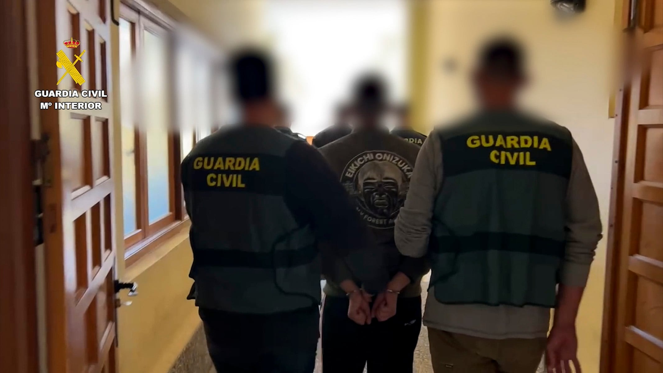 La Guardia Civil ha liberado en buen estado a una persona de 24 años que estuvo secuestrada durante dos días en Calpe (Alicante) y ha detenido a sus cinco presuntos captores