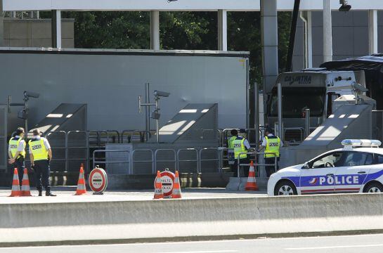 GRA380. SAN SEBASTIAN, 15/07/2016.- Control de la policía francesa en el peaje de Biriatou con la frontera de Irún. Las medidas de seguridad en la frontera entre España y Francia se han intensificado en las últimas horas, tras el atentado de Niza, que ha 