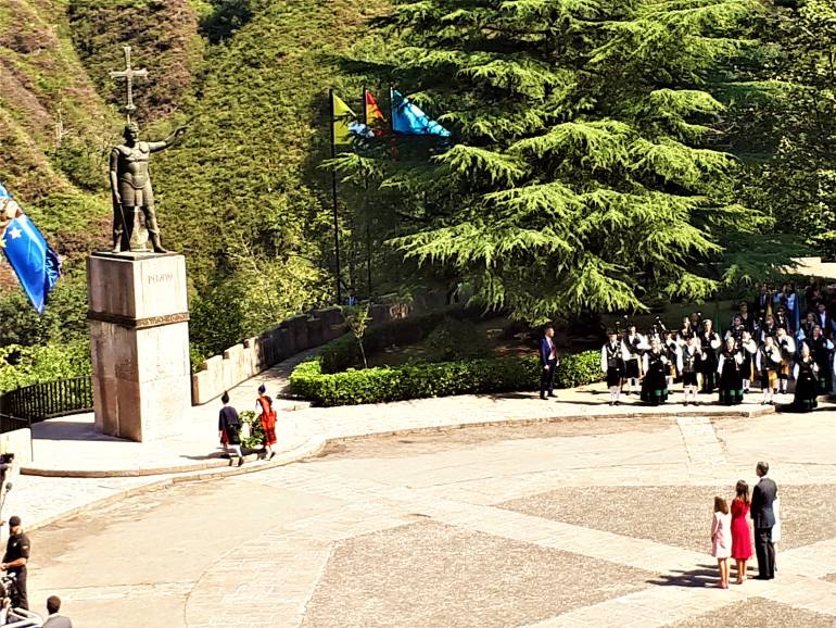 La familia real asiste a la ofrenda floral ante la estatua del rey Pelayo