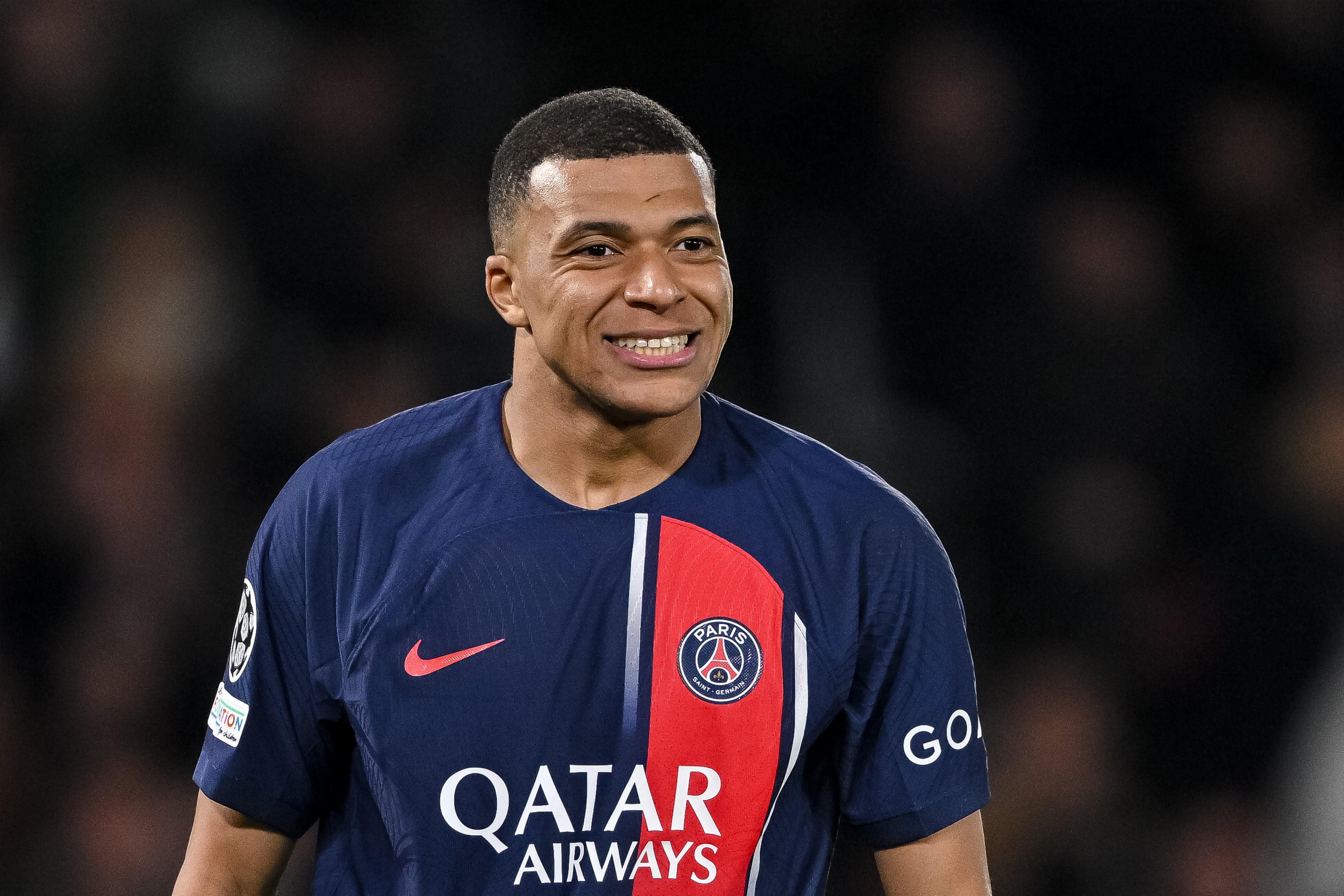 Kylian Mbappe sonríe durante el partido de ida de los octavos de final de la UEFA Champions League 2023/24 entre el Paris Saint-Germain y la Real Sociedad disputado en el Parque de los Príncipes. (Photo by Harry Langer/DeFodi Images via Getty Images)