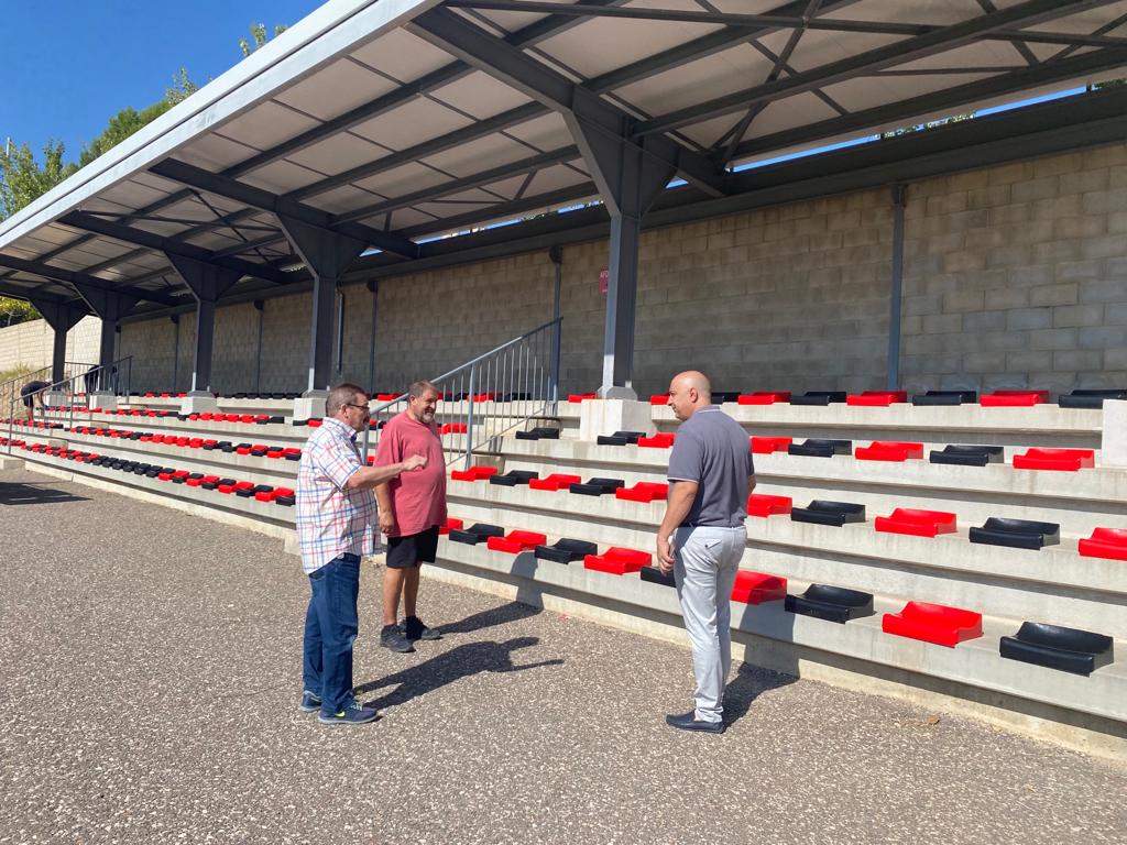 D'esquerre a dreta el secretari del CF Agullent, Carlos Cabanes, el president del CF Agullent, Vicent Roig, i l'alcalde d'Agullent, Pau Muñoz veient els nous seients