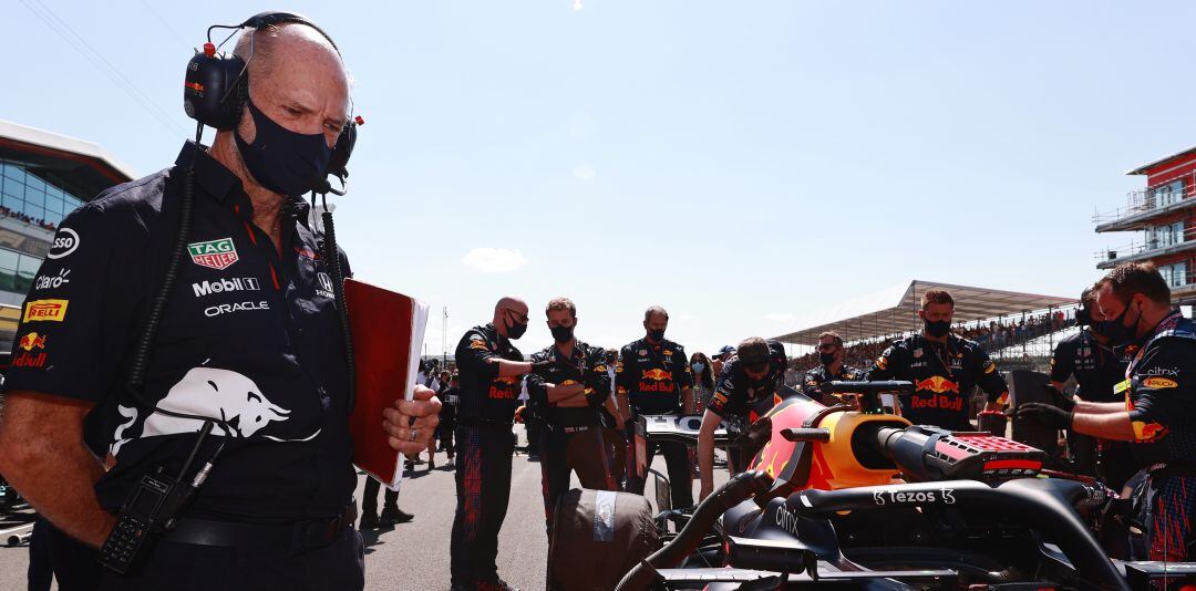 Adrian Newey revisa su monoplaza durante el Gran Premio de Estiria