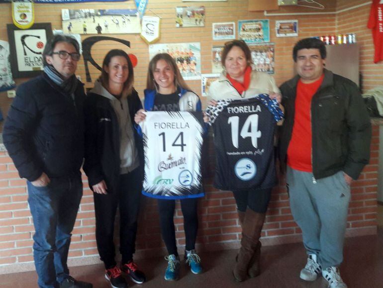 Fiorella Capelli posa con la camiseta del Elda Prestigio