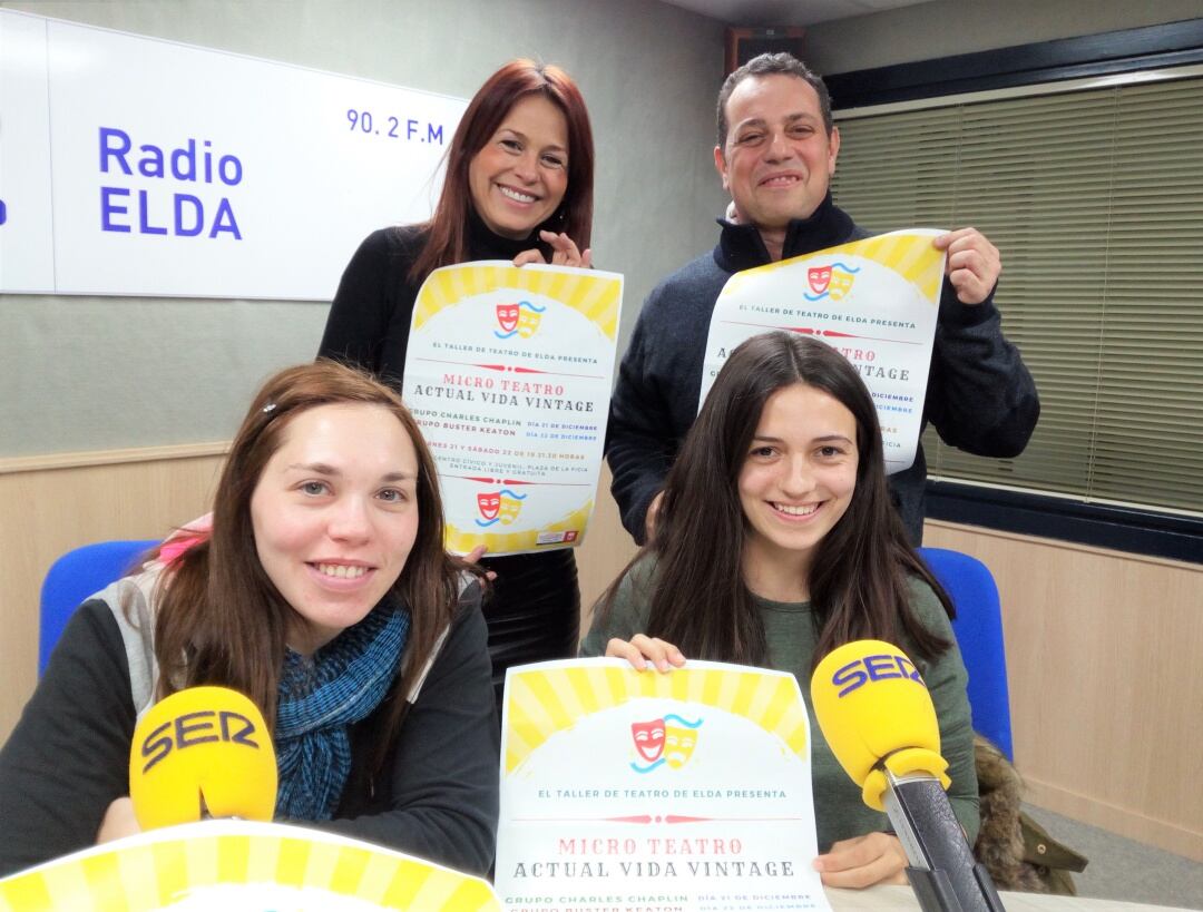 Olga Sanchiz, Víctor Sepulcre, Mirian Rodríguez, Estela Isals, directora y actores en el Estudio de Radio Elda.