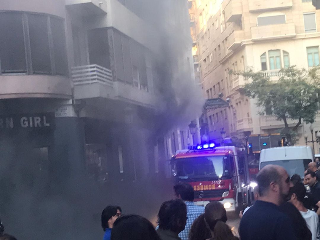 Los bomberos del SPEIS intervienen en el incendio en el Pub Santa Bárbara