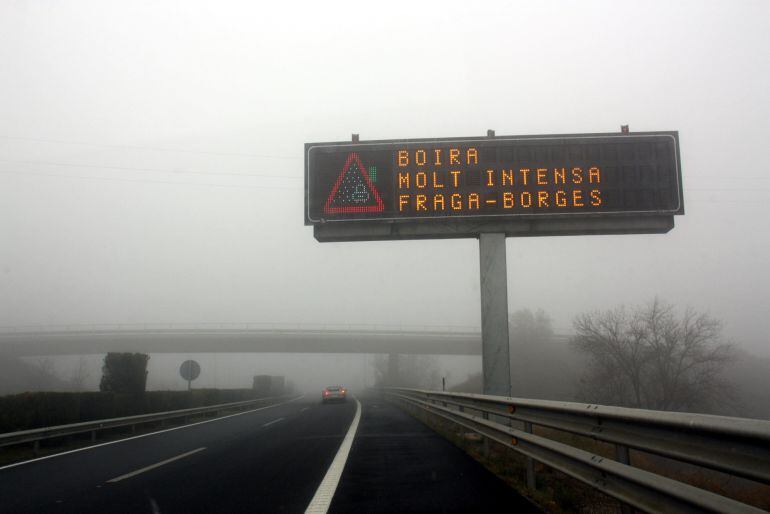 El cartell indicatiu abans d'entrar a l'AP-2 a Lleida informant de la boira intensa fins a les Borges Blanques, el 2 de desembre de 2015.