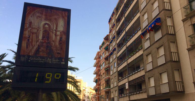 Un termómetro en la plaza de la Constitución de Jaén.