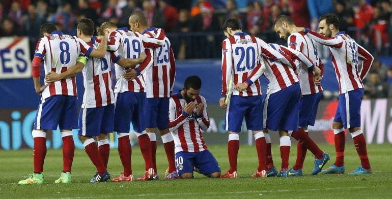 Los jugadores del Atlético de Madrid durante el lanzamiento de penaltis del partido de vuelta de los octavos de final de la Liga de Campeones ante el Bayer Leverkusen.