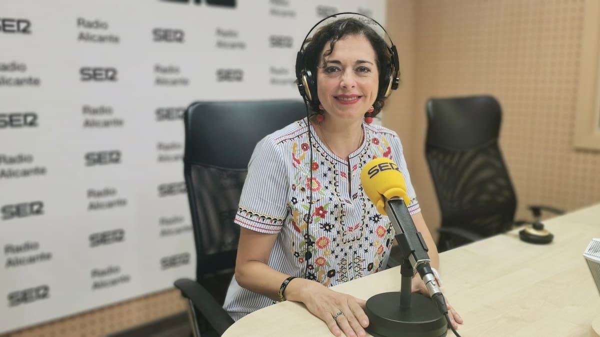 Toñi Martín-Zarco, candidata a la reelección al frente de la Federación de les Fogueres de Sant Joan, en Hoy por Hoy Alicante