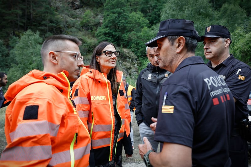 La ministra de Justícia i Interior, Ester Molné, conversant amb els mossos d'esquadra