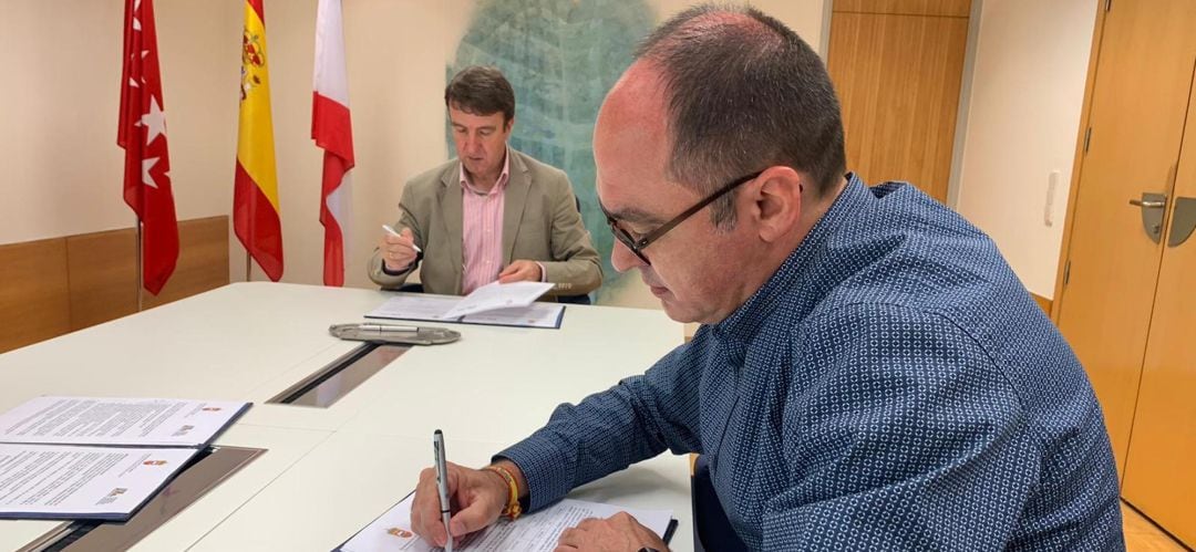 El alcalde de Tres Cantos y el presidente de ASECATC durante la firma del convenio