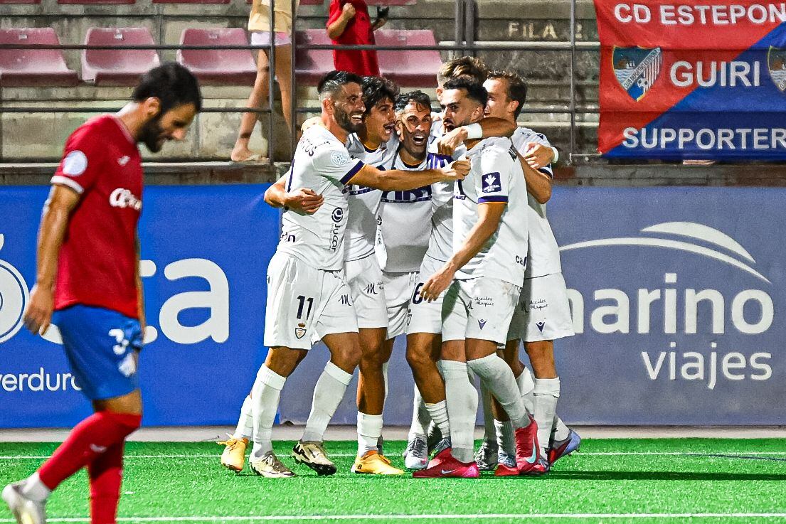 Los jugadores del Real Jaén celebran el segundo gol en Estepona.
