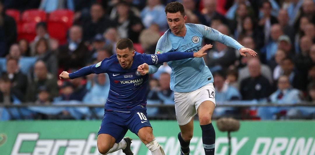 Eden Hazard, durante un partido con Aymerick Laporte