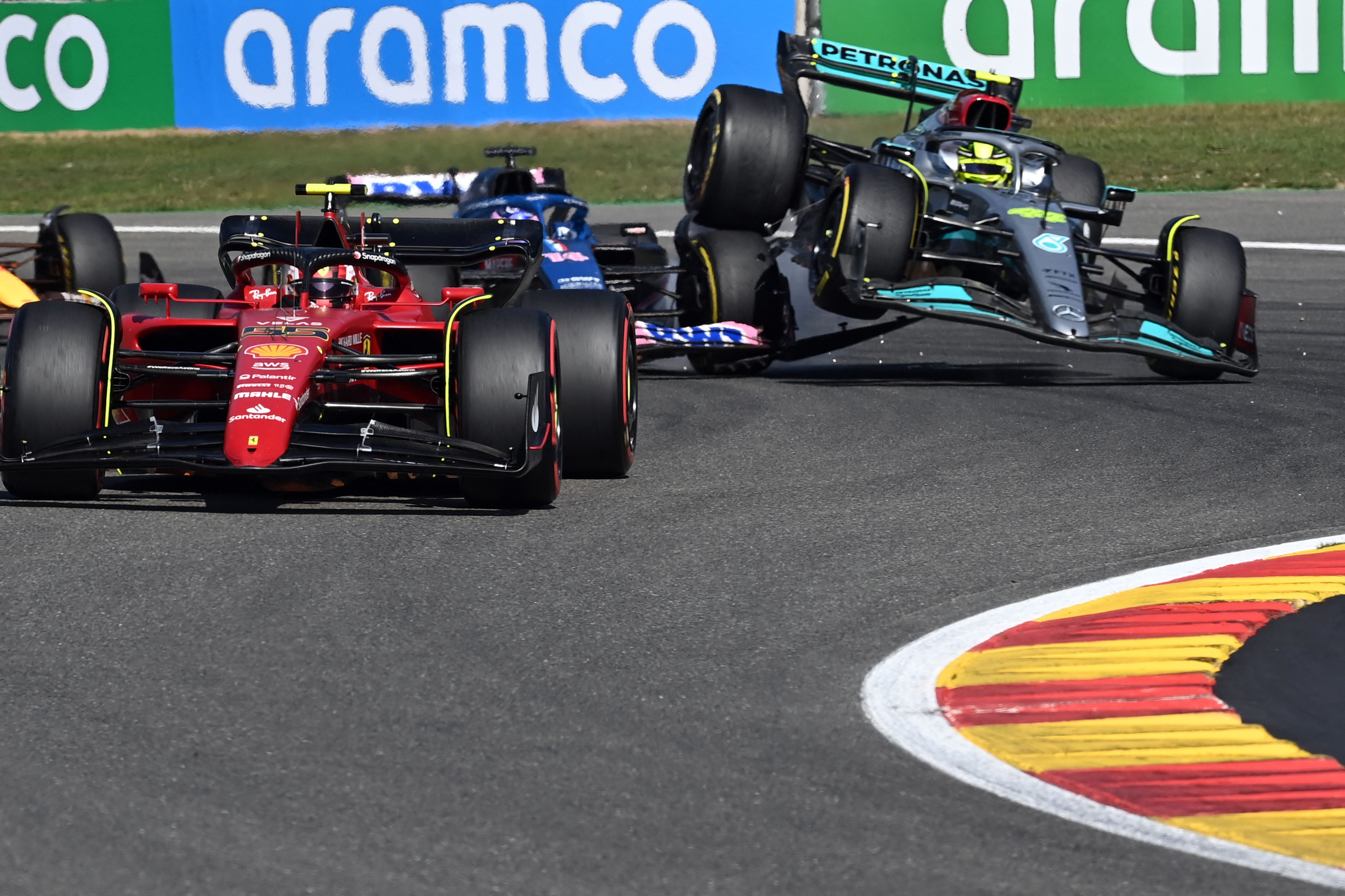 Sainz liderando con Alonso y Hamilton en el momento del toque