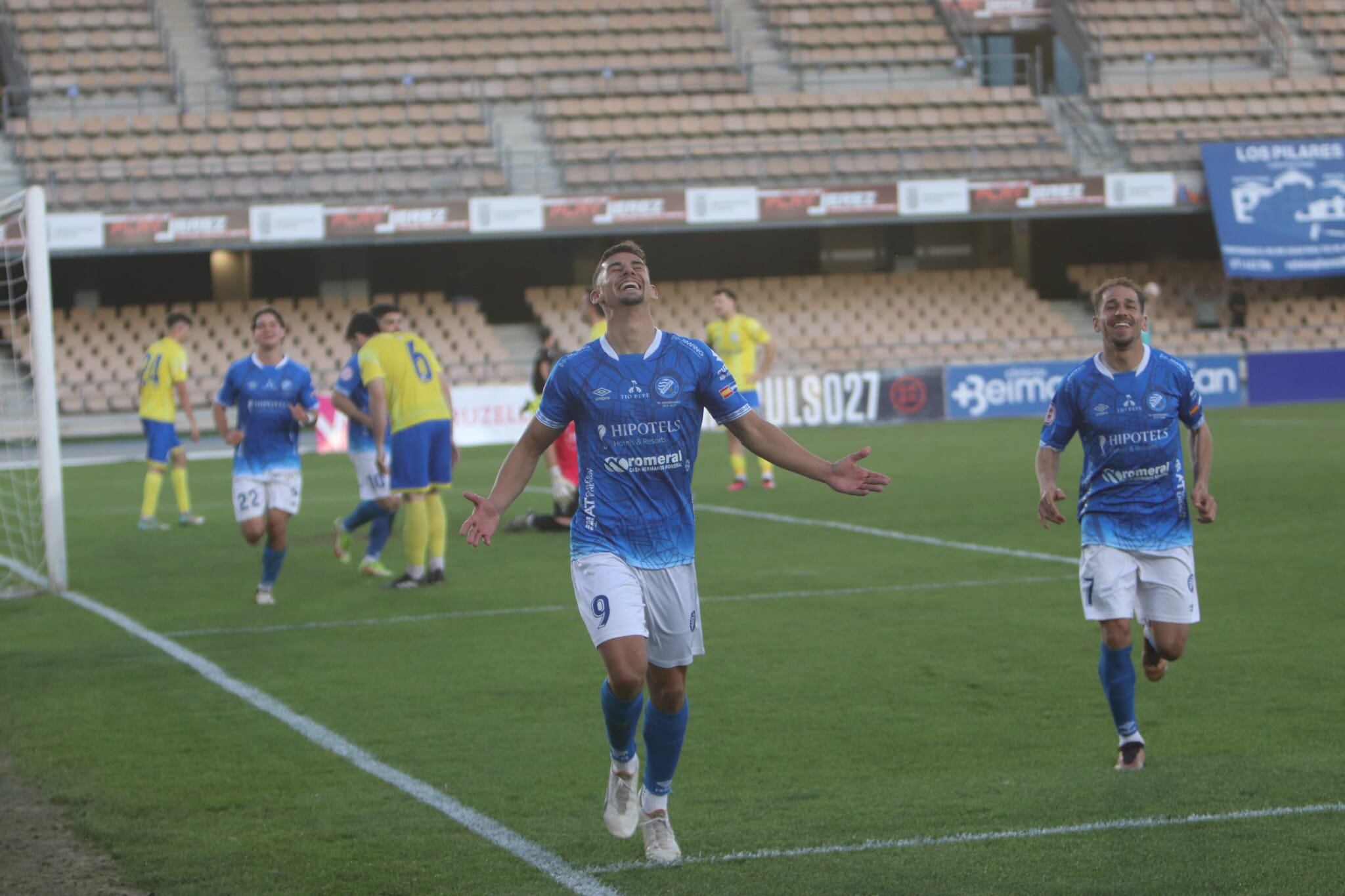 Pablo González celebrando uno de sus goles