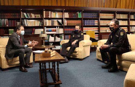 Momento de la reunión entre el Ilustre Colegio de Farmacéuticos y la Policía Nacional de Jaén