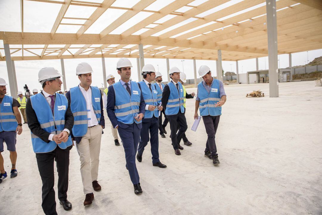 El alcalde de Almería, Fernández Pacheco visitando las obras del Centro Comercial Torrecárdenas.