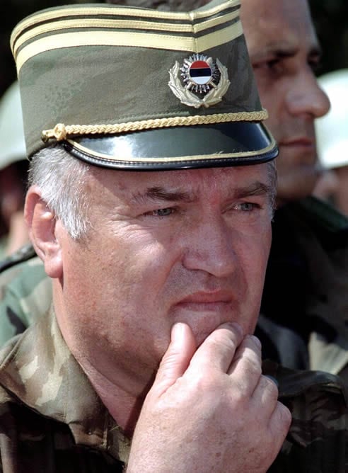 Foto de archivo que muestra al criminal de guerra Ratko Mladic asistiendo a un funeral en Belgrado (Serbia)