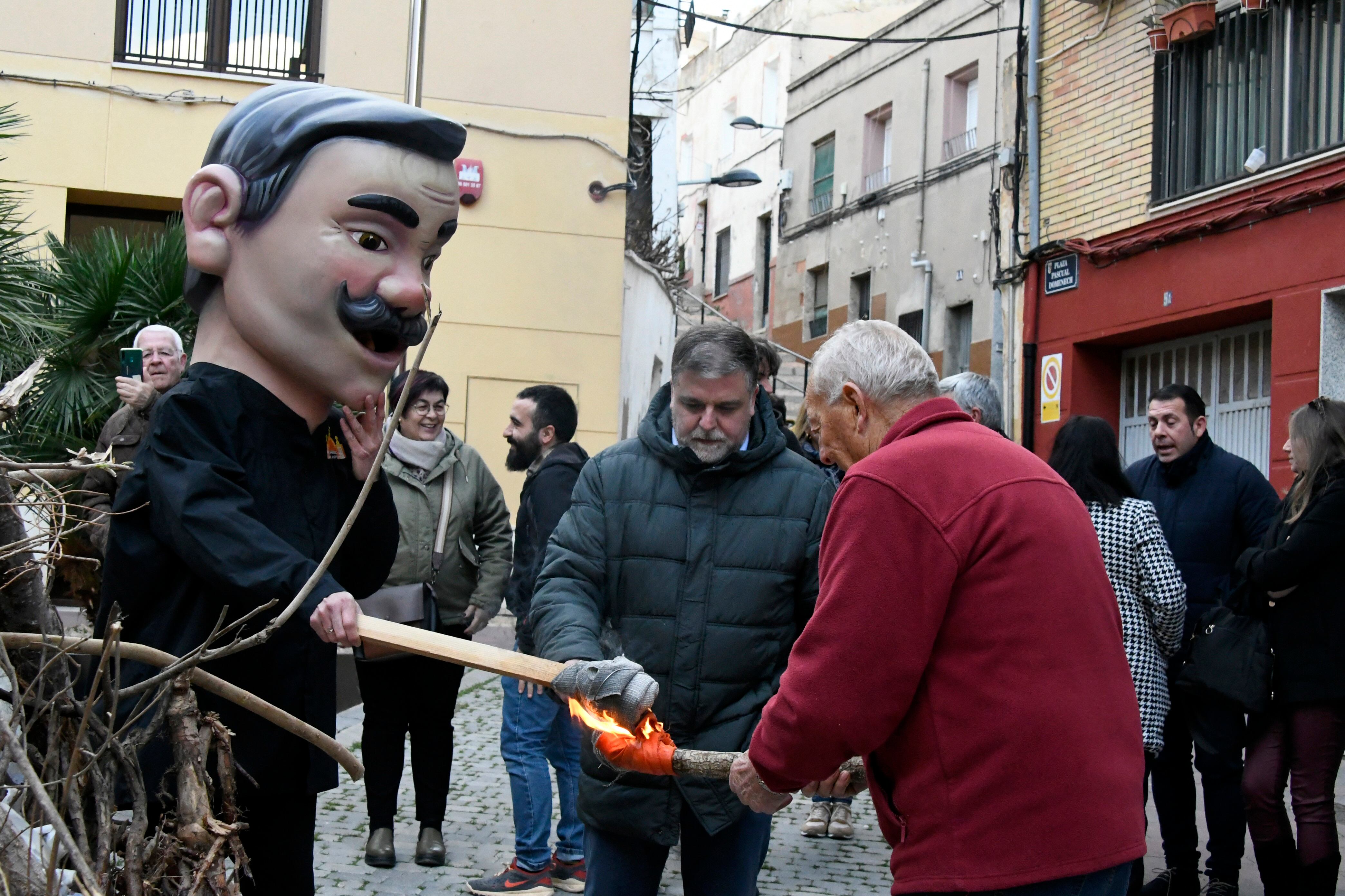 El Toquis Nonis y el Alcalde, encendiendo la hoguera