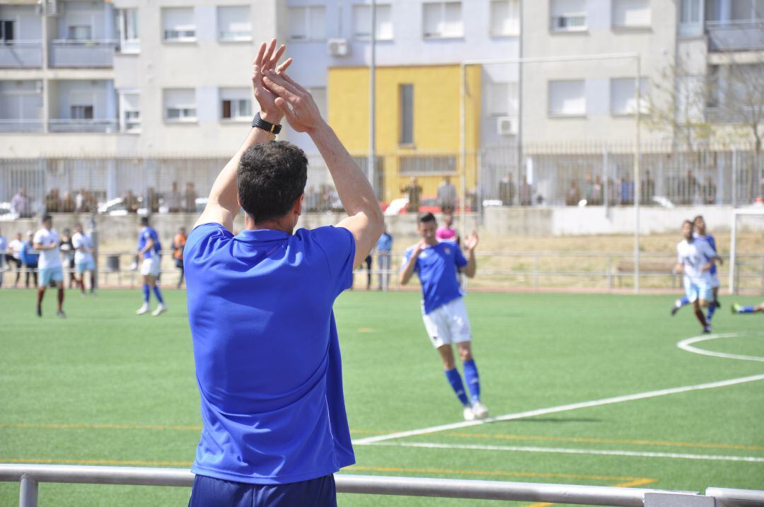 Antonio Calle aplaudiendo a sus futbolistas durante el partido ante el Arcos CF