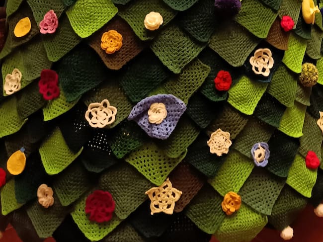 Detalle del árbol de Navidad de ganchillo con sus adornos.