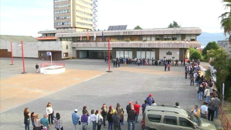 Cola ante el concello de Vigo para solicitar las ayudas de emergencia social