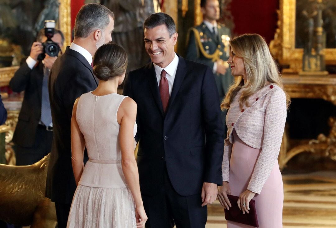 Los reyes Felipe VI y Letizia y presidente del gobierno Pedro Sánchez y su mujer Begoña Gómez, durante la recepción en el Palacio Real con motivo de la fiesta nacional del 12 de Octubre