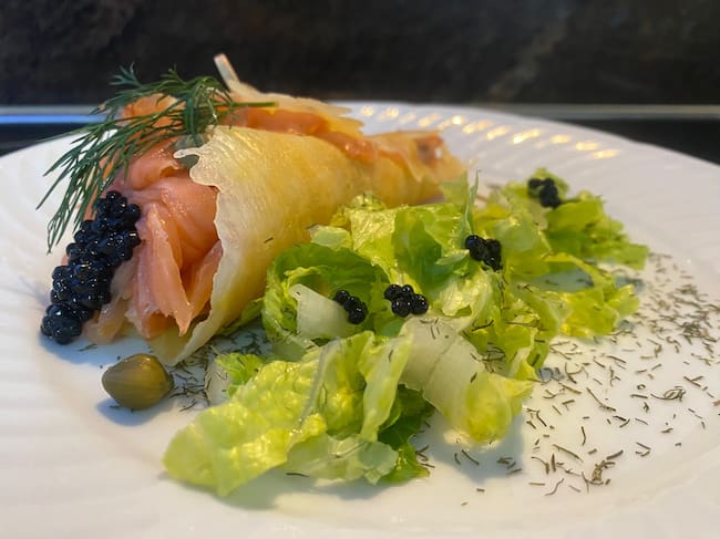 CONO DE QUESO, SALMÓN AHUMADO Y ALCAPARRAS