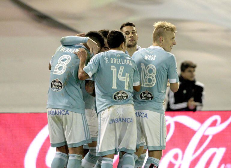 Los jugadores del Celta celebran un gol